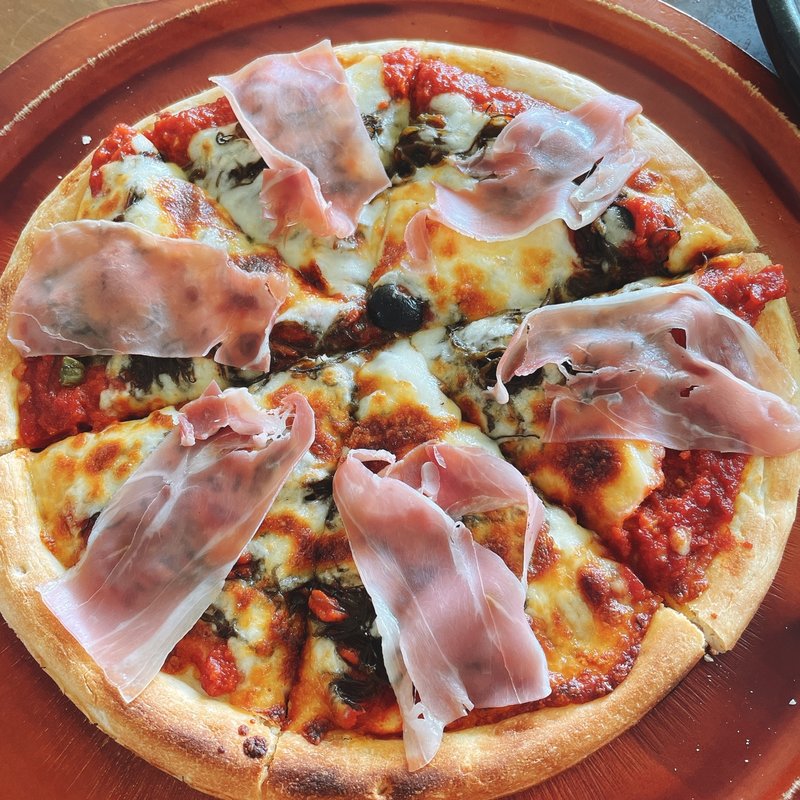 もずくと生ハムのトマトソースピザ(レストランフォレスト)