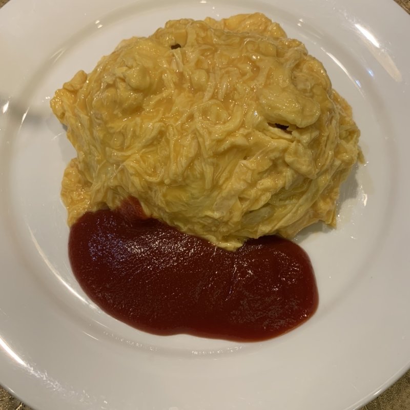 チキンオムライス（ピリ辛ケチャップ味）(サモアール 馬車道店)