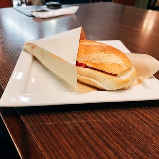 ハムと北欧チーズのサンドウィッチ(オスロ コーヒー 横浜ザ・ダイヤモンド店 （OSLO COFFEE）)