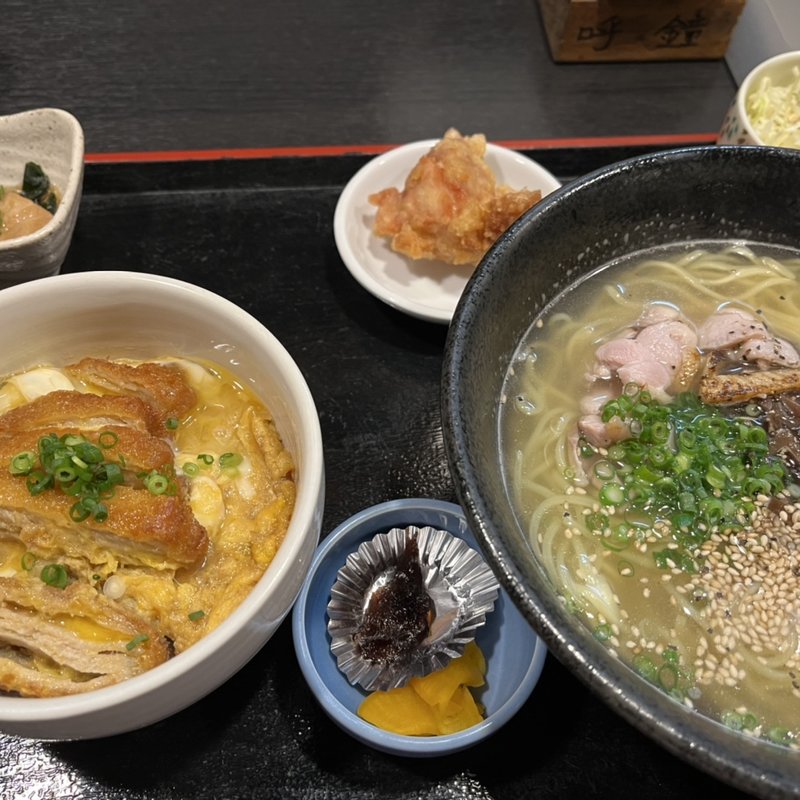 地鶏ラーメン＋カツ丼ハーフ(居酒屋 ○○家(まるまるや))