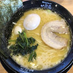 醤油とんこつ　味玉ラーメン(家系ラーメン一新家 別所)