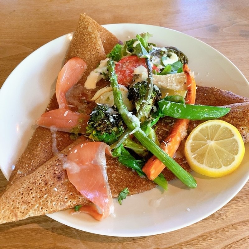 旬野菜のグリルマリネとスモークサーモンのガレット(啄木鳥 )