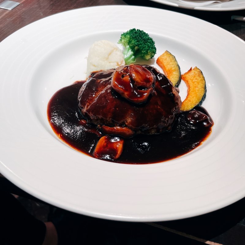 デミグラスソースのハンバーグ(新宿中村屋オリーブハウスダイニング)