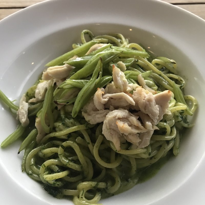 ササミとサヤインゲンのせ大葉とパセリのジェノベーゼ風スパゲッティ(BONDI CAFE)