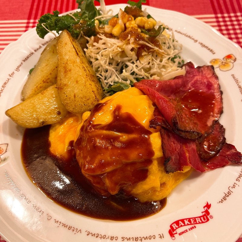 とろーり卵のチキンライスオムライスとローストビーフ(ラケル 大宮店)