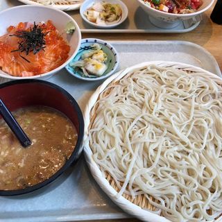 稲庭うどん七蔵特製スープつけ麺 サーモンとイクラの親子丼(稲庭うどん 七蔵)