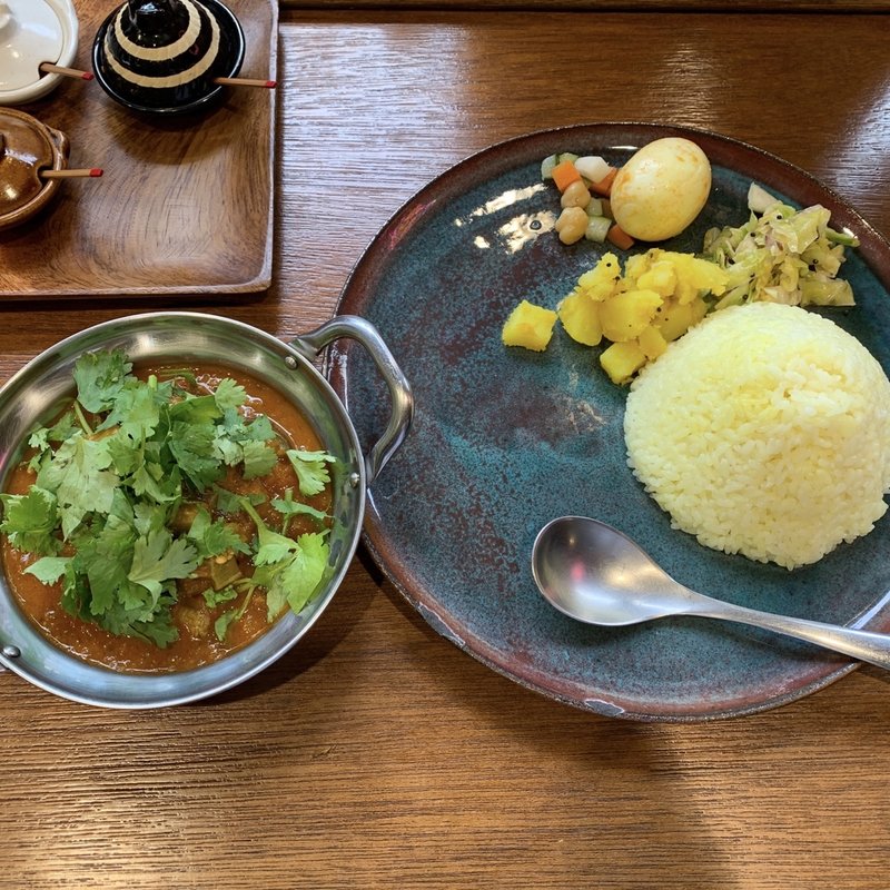 日替り(焼きピーマンの肉詰めと茄子のオクラの夏カレー)(リコ プア （rico pua）)