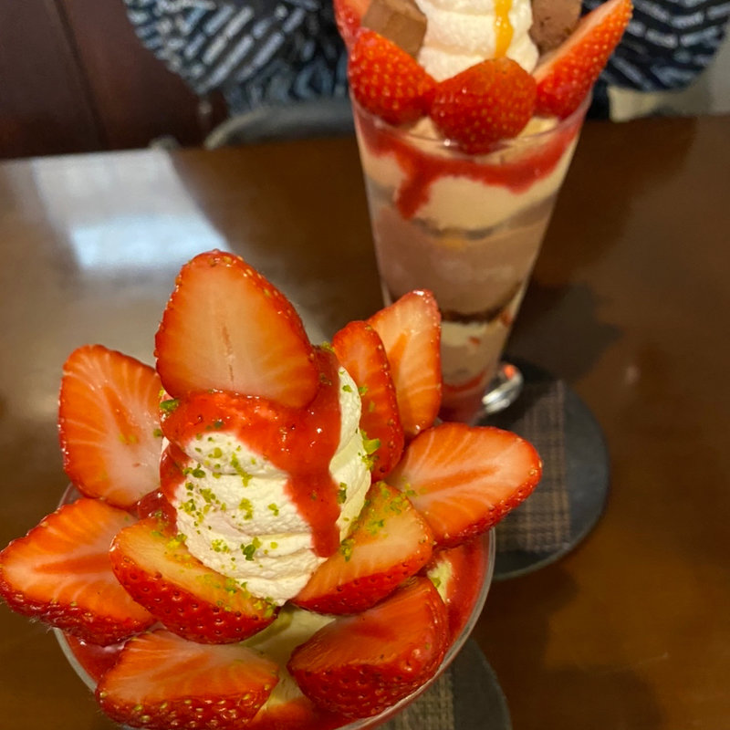 いちごパフェ(茶房行山)