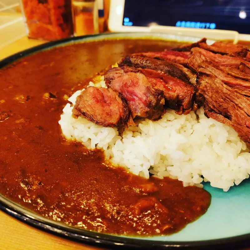肉1.5倍ハラミカレーご飯大盛り＋ルー大盛り＋温泉玉子(CURRY&GRILL 葡萄匠屋)