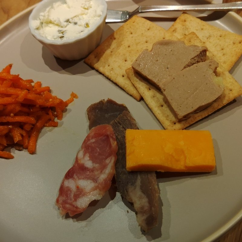 前菜盛り合わせ(TIELS TEA & TAPS)