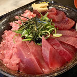 ハーフ丼(具の特盛)(まぐろ居酒屋 KA-TSU（桃谷）)