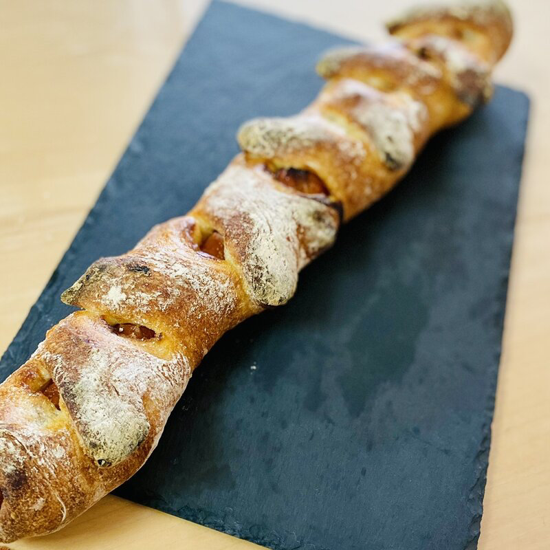 ドライトマトとウインナーのバケット(ブランジェリーケン)