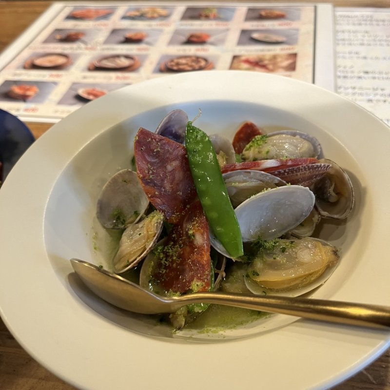 絹さやと浅利の白ワイン蒸し(スペインバル ファロル)