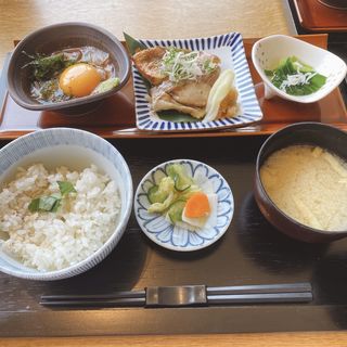 一汁三菜 本日の魚料理(メヌケ塩焼き)