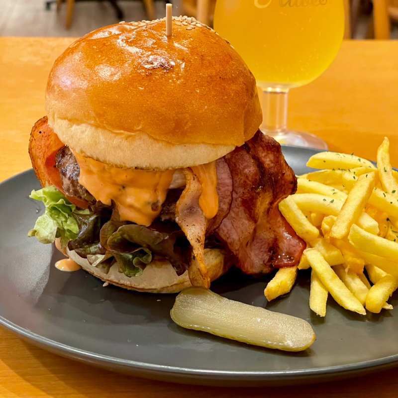 ベーコンカマンベールチーズバーガー(チーズバーガー専門店　RISE cafe&bar)