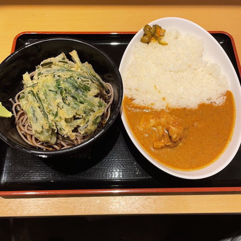よもだカレー＋冷やしたぬきそばセット(よもだそば　新宿西口店)