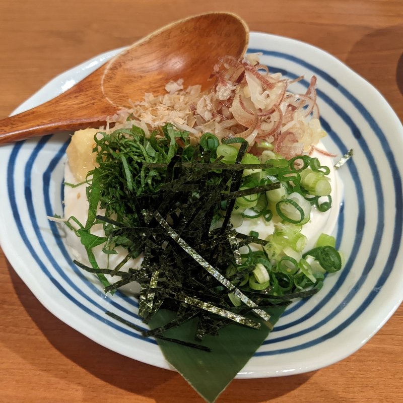 湯葉入りおぼろ豆腐の冷奴(日本酒バルどろん)