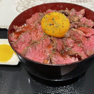 ローストビーフ丼(牛花香)