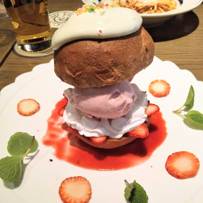 アイスクリームバーガークリームチーズ(グロリアス チェーン カフェ （glorious chain cafe）)