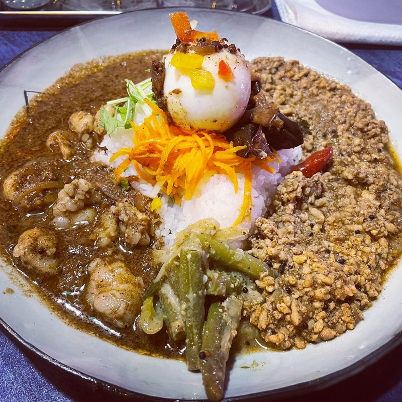 牛ホルモンカレーと鶏ミンチのキーマカレーの二種(カカカリーリニニ)