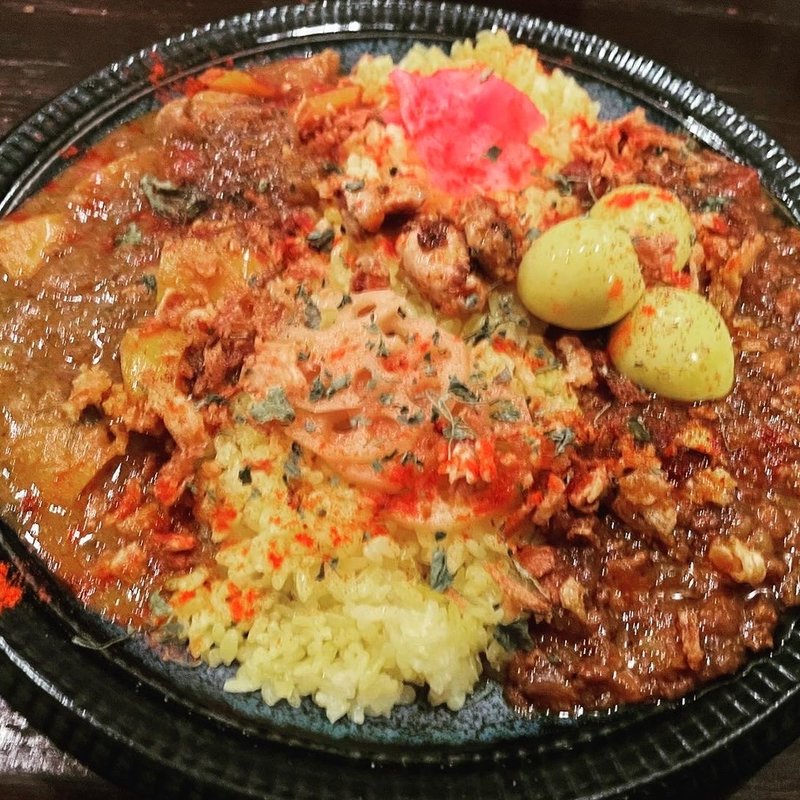 元町トリトンキーマと和牛ホルモンとパプリカレーのあいがけ(Pub chelsea)