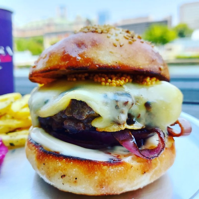 チーズバーガー(TOSA Riverside Sushi Bar)