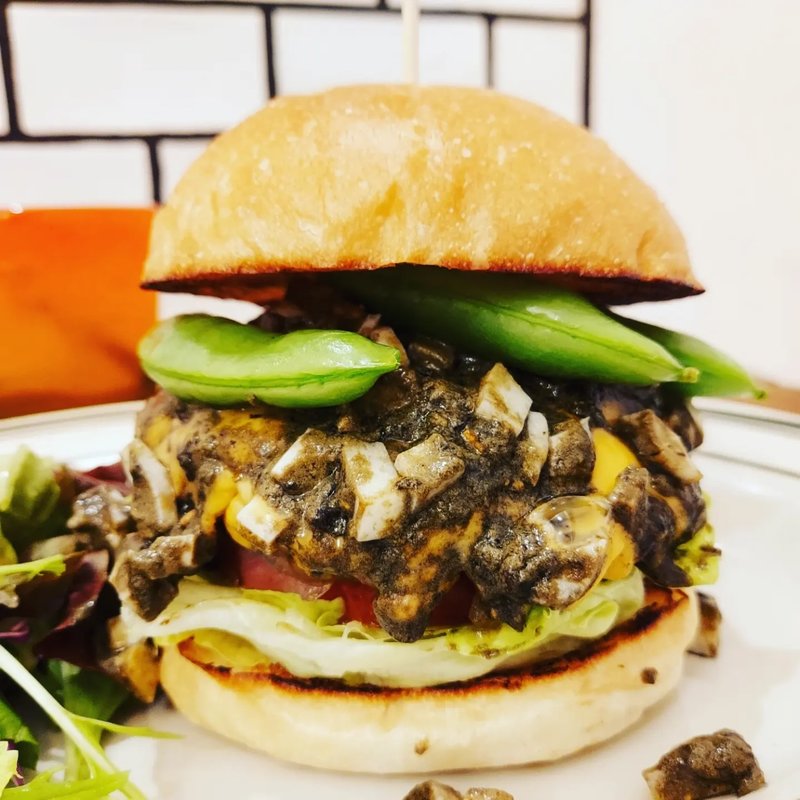 クラシックチーズバーガー+スナップエンドウ+黒いタルタルソース(milia burger)