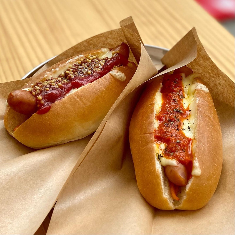 自家製ハリッサホットドッグ＆自家製マスタードホットドッグ(EPICE CAFE )