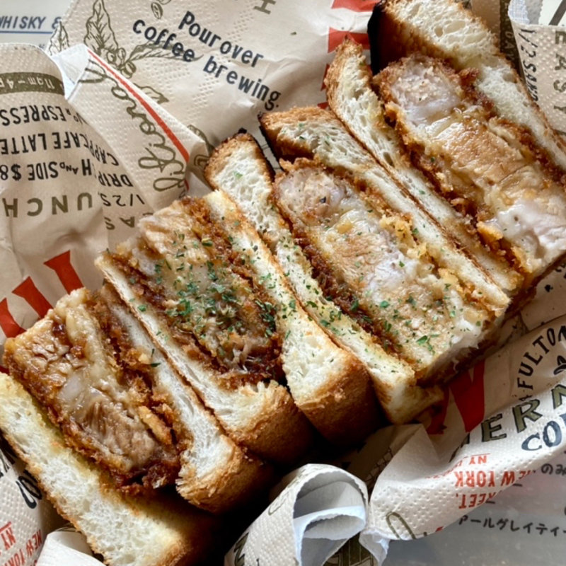 厚切りのカツサンド(イタリアンカフェ・ベーム)