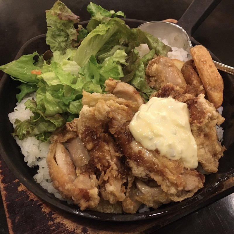 カリカリチキンの鉄鍋ピラフ(洋食　浅草軒)