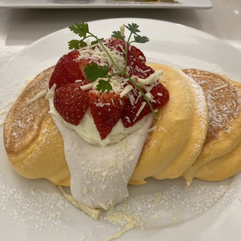 国産いちごたっぷりのいちごショートパンケーキ(幸せのパンケーキ 大宮店)