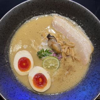 牡蠣白湯（koeru）+燻製玉子(牡蠣ラーメン NEXT□（ネクストしかく）)