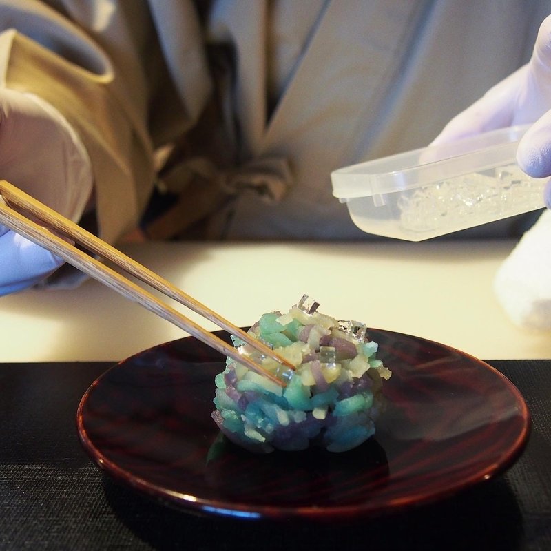 お抹茶と生菓子(鶴屋吉信 （つるやよしのぶ）)