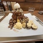 炙りバナナとチョコナッツソースパンケーキ