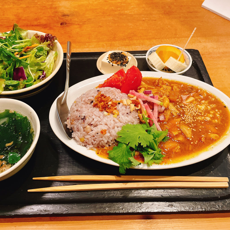 チキンとピーナッツのタイ風ジンジャーカレー(think食堂 （シンクショクドウ）)