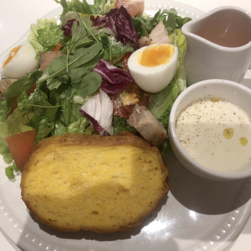 グリルチキンのサラダプレート フレンチトースト添え (ラ・メゾン アンソレイユターブル ランドマークプラザ店)