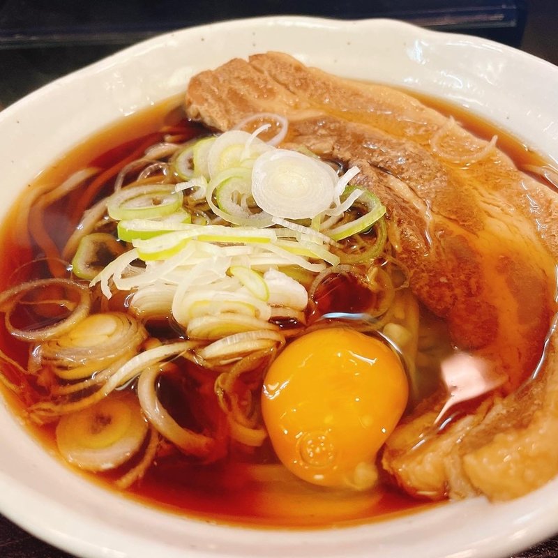 肉そば、、生卵(蕎麦 萬両)