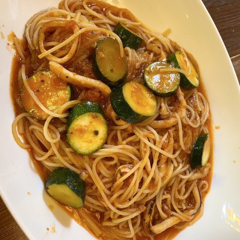 イカとズッキーニのトマトパスタ(Vicolo)