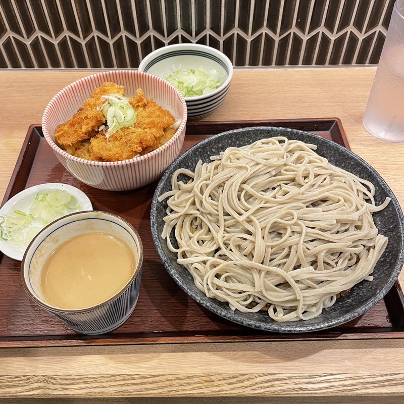 ごまだれ蕎麦大盛＋かつ玉丼(さがたに　新宿京王モール店)