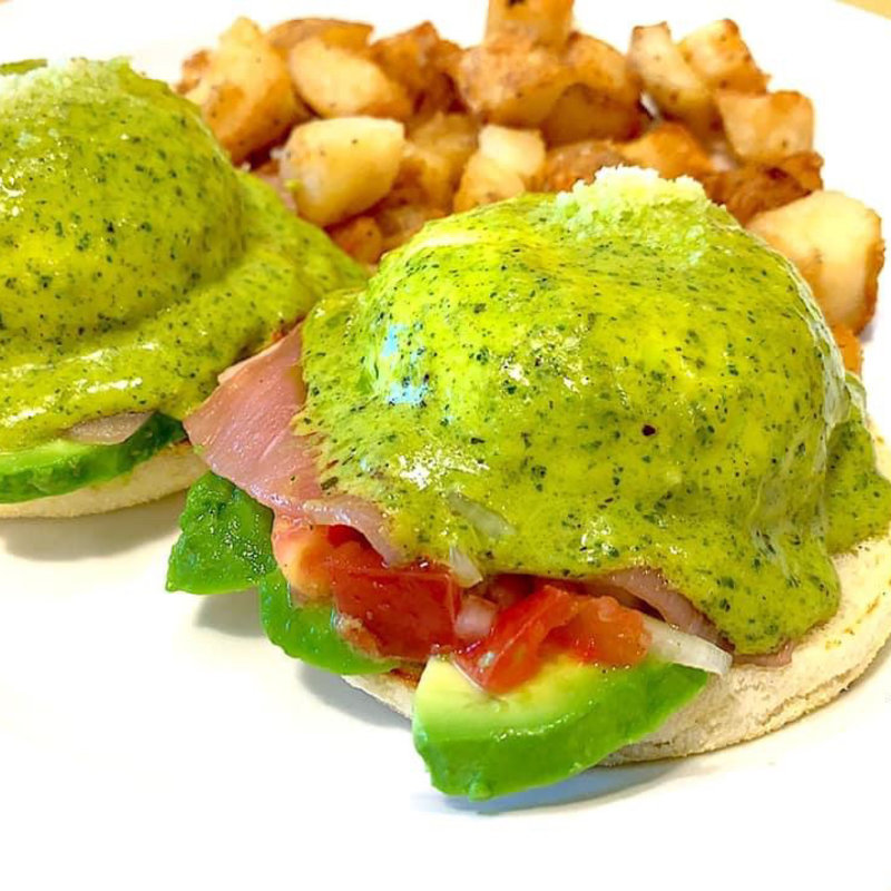 生ハムとバジルのエッグベネディクト(エッグスンシングス　横浜山下公園店)