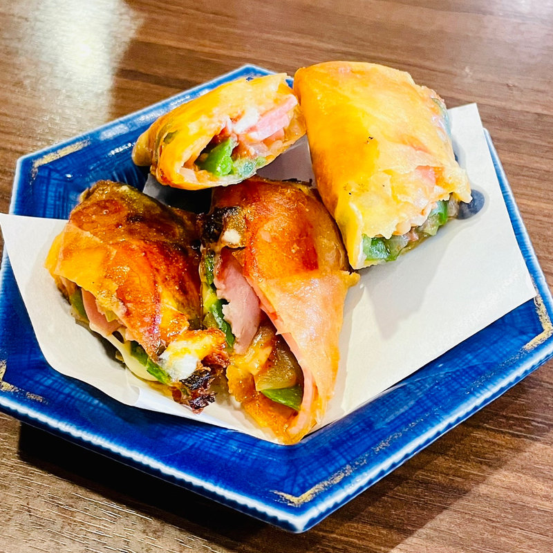 とまととチーズのピザ春巻き(瓦焼き ひとたらし)