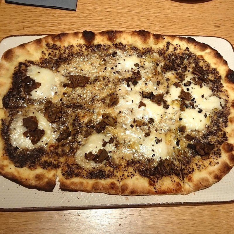 ピッツァ タルトゥーフォ(黒トリュフピッツァ)(オービカ モッツァレラバー 横浜店)