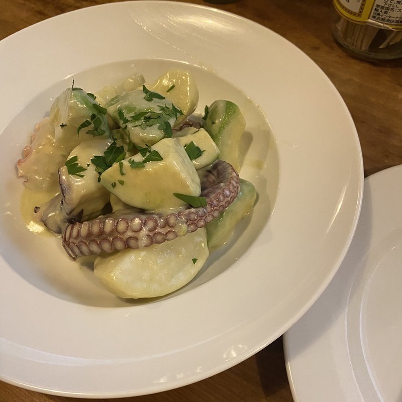 たことじゃがいもとアボカドのサラダ(funicula)