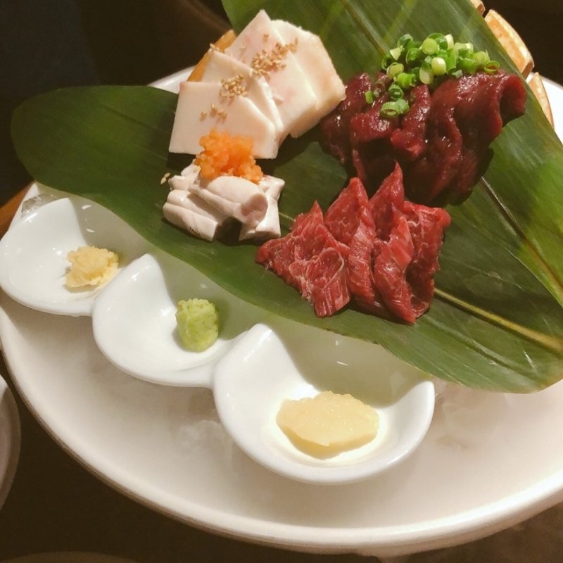 馬刺しの盛り合わせ(shigotouma 仕事馬)