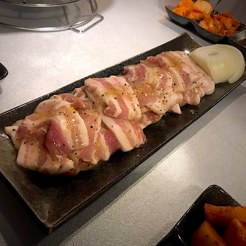 三元豚カルビ(炭火焼肉 おんず)