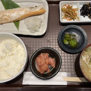 銀鮭ハラス定食：豚汁変更：明太子(酒と飯　たまる食堂)