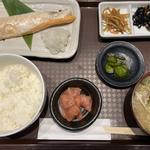 銀鮭ハラス定食：豚汁変更：明太子(酒と飯　たまる食堂)