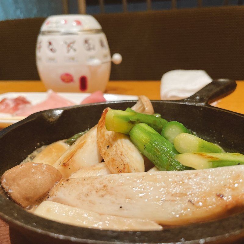 アスパラとエリンギのバター醤油(南部鉄酒場 豚バルBYO 神田店 （ビーワイオー　【旧店名：南部鉄酒場 豚バル380】）)