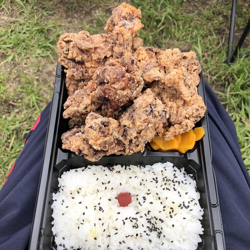 デカ盛り唐揚げ弁当　マイクロバス盛り（唐揚げ4個）(デカ盛り唐揚げ専門店キッチン BUS STOP)