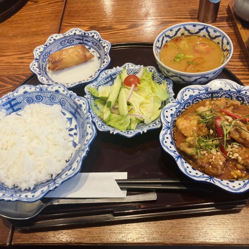 Dセット(揚げ魚のカレーソースがけ)(メナムのほとり )